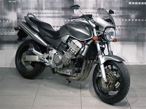 Honda Hornet 900 in grigio antracite con scarichi bassi
