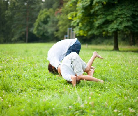 bambino che fa capriole