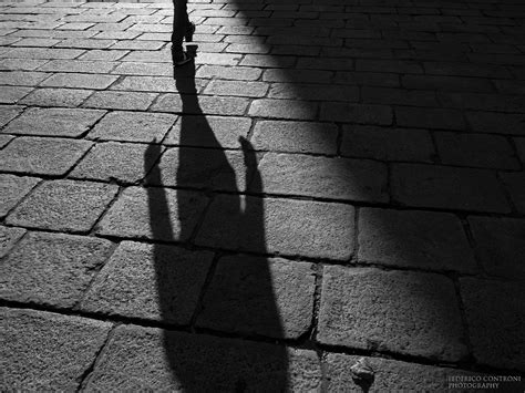 Immagine simbolica di una persona che esce da un'ombra verso la luce