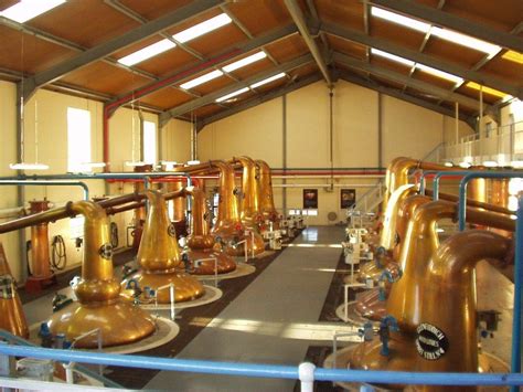 Immagine di una distilleria di whisky scozzese