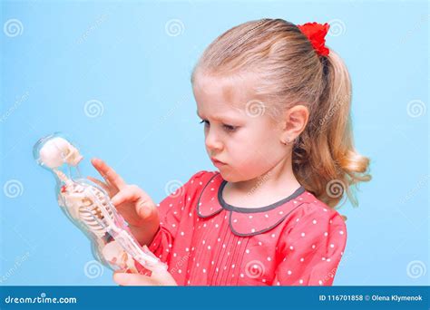 Bambino che esplora il proprio corpo