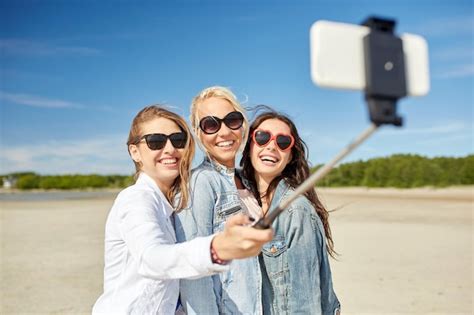 Persone che scattano selfie con smartphone