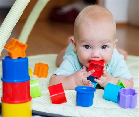 Bambino che gioca con un oggetto transizionale