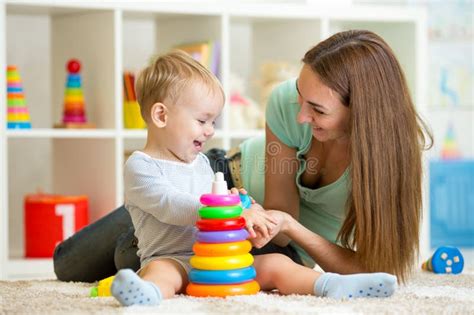 Genitore che gioca con il proprio bambino in un ambiente sicuro
