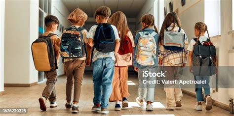 Bambini che imparano a collaborare in un ambiente scolastico