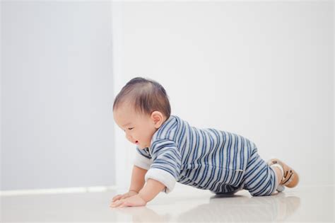 Bambino che gattona sotto un arco Montessori