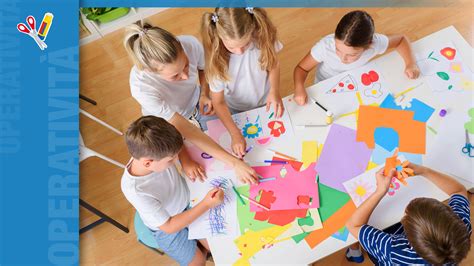 Bambini che colorano in un'area gioco