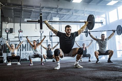 persone che si allenano in palestra con specchi