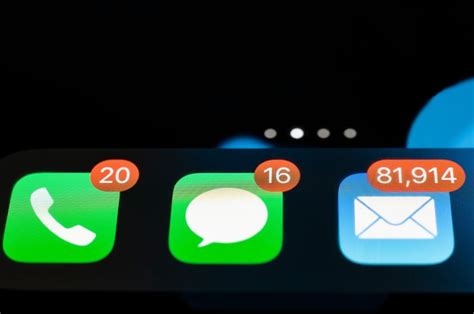 Schermata di uno smartphone con numerose notifiche