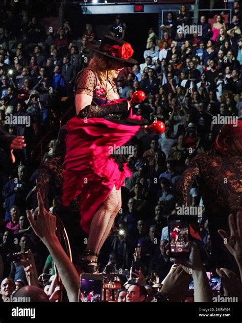 Una giovane Pink mentre si esibisce sul palco con la sua tipica energia