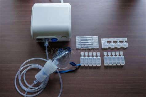 Un'immagine stilizzata che rappresenta un nebulizzatore medico
