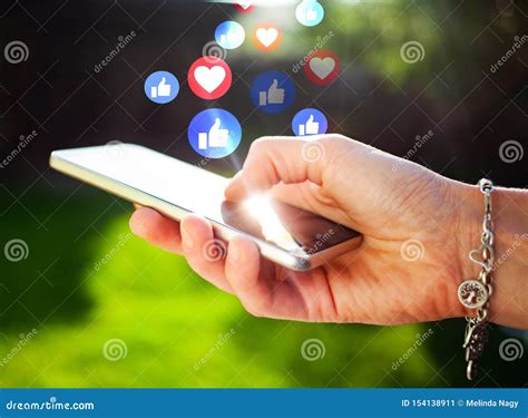 Persone che usano smartphone per test cognitivi