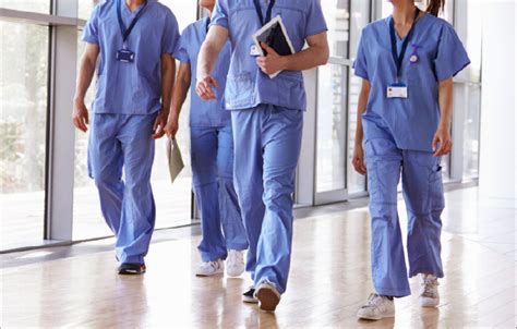 Infermieri al lavoro in un ospedale
