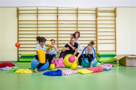 Bambini che partecipano a una sessione di psicomotricità con attrezzi ludici