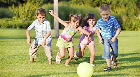 Bambini che giocano in un ambiente sicuro e protetto