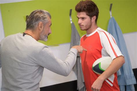 allenatore che parla con un giovane atleta