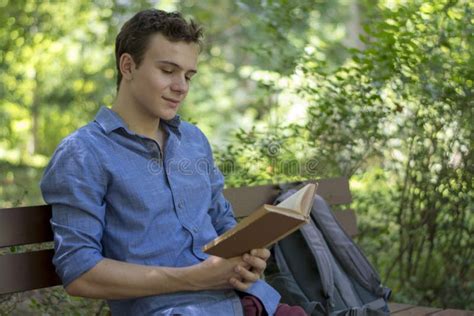 Persona che legge un libro in un parco