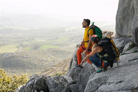 Persone che fanno un'escursione in montagna