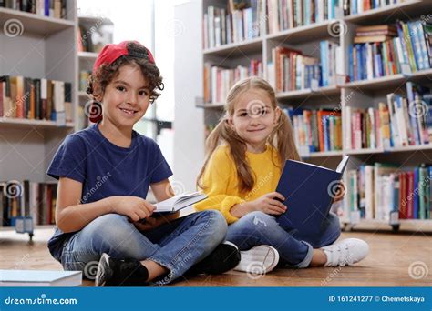 Bambini che leggono libri in una biblioteca colorata
