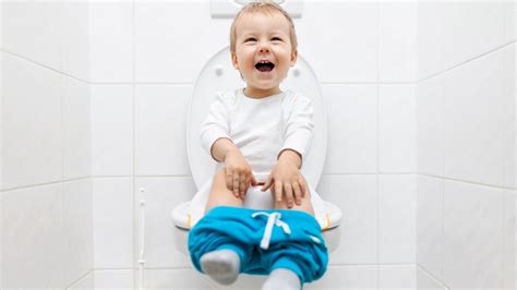 bambino che fa la cacca nel vasino