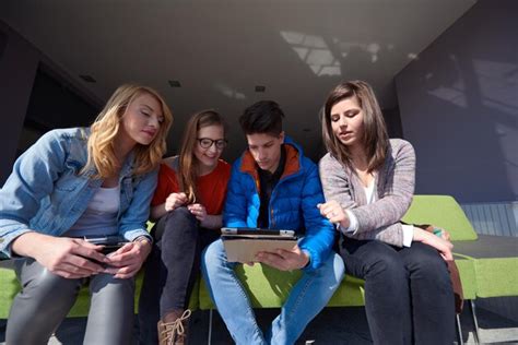 Gruppo di studenti che utilizzano iPad per imparare a programmare