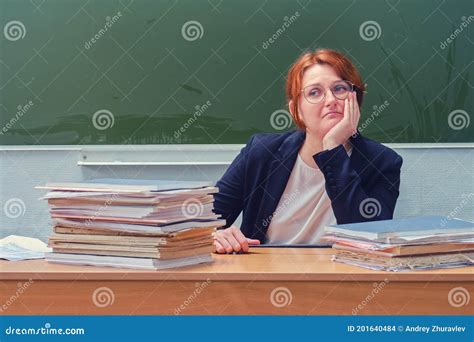 Insegnante stressato alla scrivania