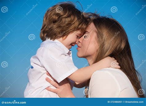 madre abbraccia figlio con autismo