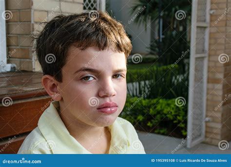 bambino che guarda un raggio di sole