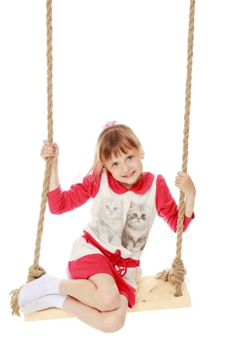 bambina che osserva un nastro che oscilla