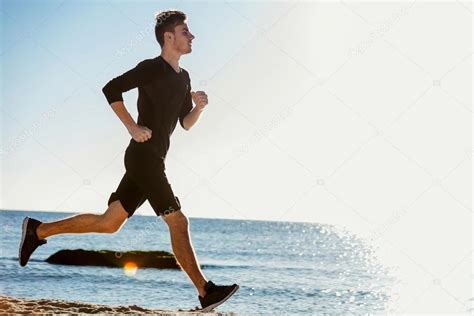 ragazzo che corre in un prato