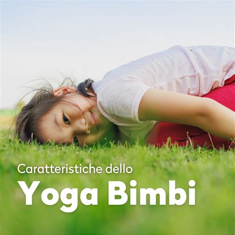 Bambini che praticano posizioni yoga semplici e divertenti