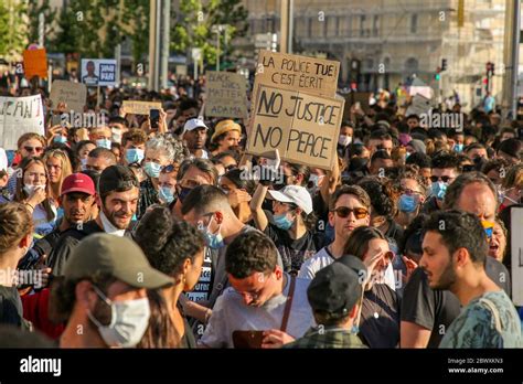 Manifestazione con cartelli contro la censura
