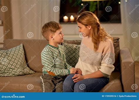 bambino che parla con la madre