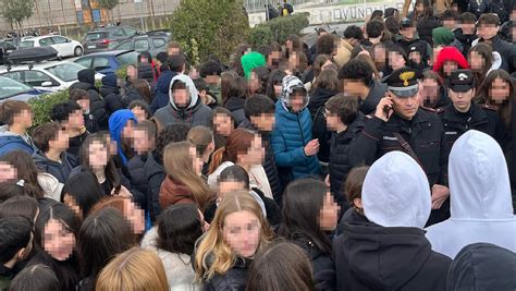 genitori che protestano davanti a una scuola