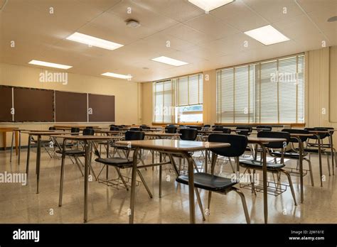 un'aula scolastica vuota e silenziosa