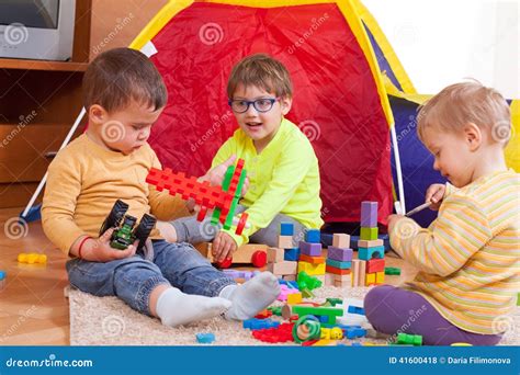 Bambini che giocano e imparano insieme