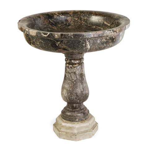 Acquasantiera in marmo con decorazioni