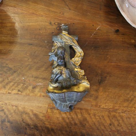 Dettaglio di acquasantiera barocca con putti