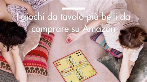 persone che comunicano durante un gioco di carte