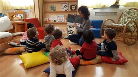 bambini che ascoltano una fiaba