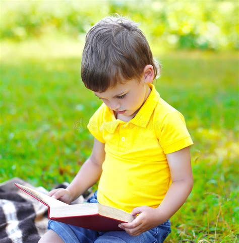 bambino che legge un libro con espressione pensierosa