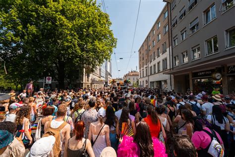 Una folla di persone riunite davanti a una chiesa