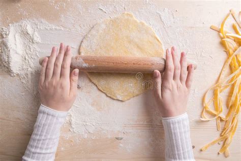 Immagine di mani che preparano la pasta fresca