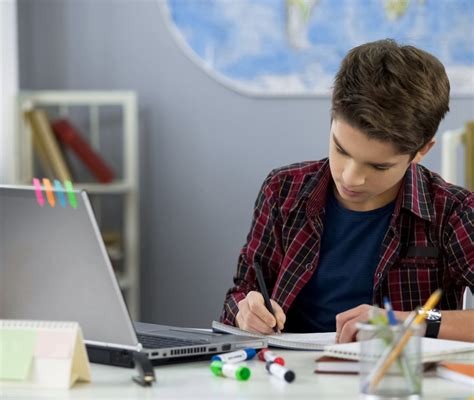 ragazzo che studia a casa