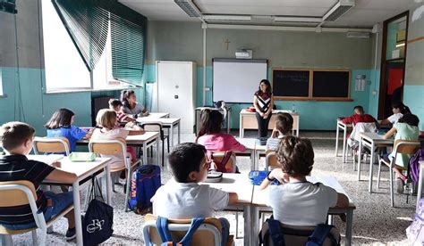 Scuola con studenti e insegnanti
