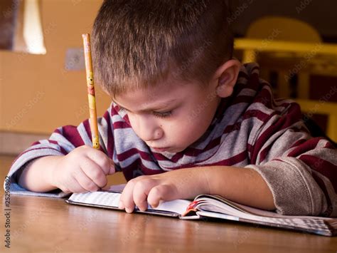 bambino che scrive con difficoltà