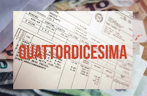 Pensionato che riceve una busta paga con la scritta 