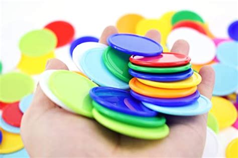 Immagine di gettoni colorati disposti sul tavolo