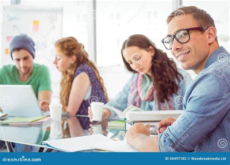 studenti che si confrontano in modo competitivo