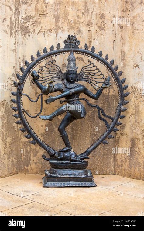 Antica statua di Shiva Nataraja, il dio indù della danza